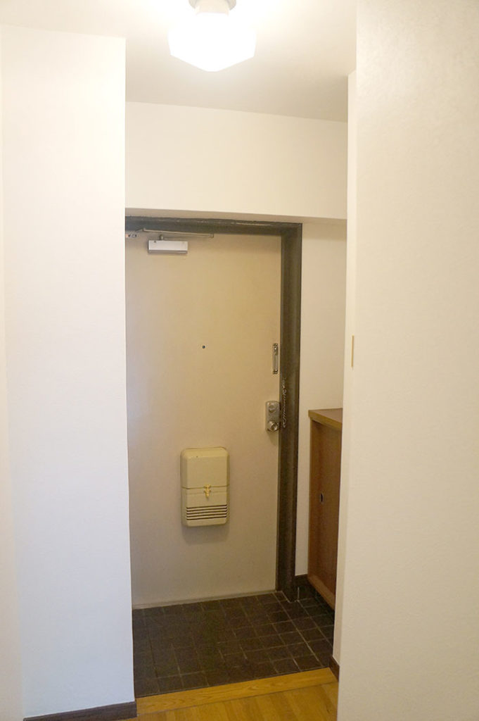 片野203号室の玄関扉